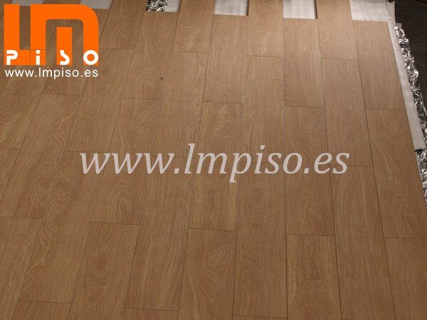 Piso laminado embossed in registered finish 810x196mm color r